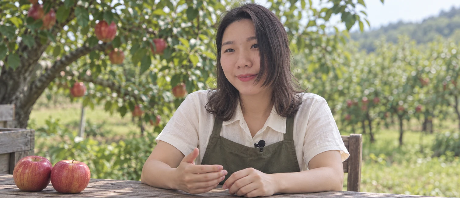 사과가 놓인 테이블에서 이야기를 나누는 오소영 농부